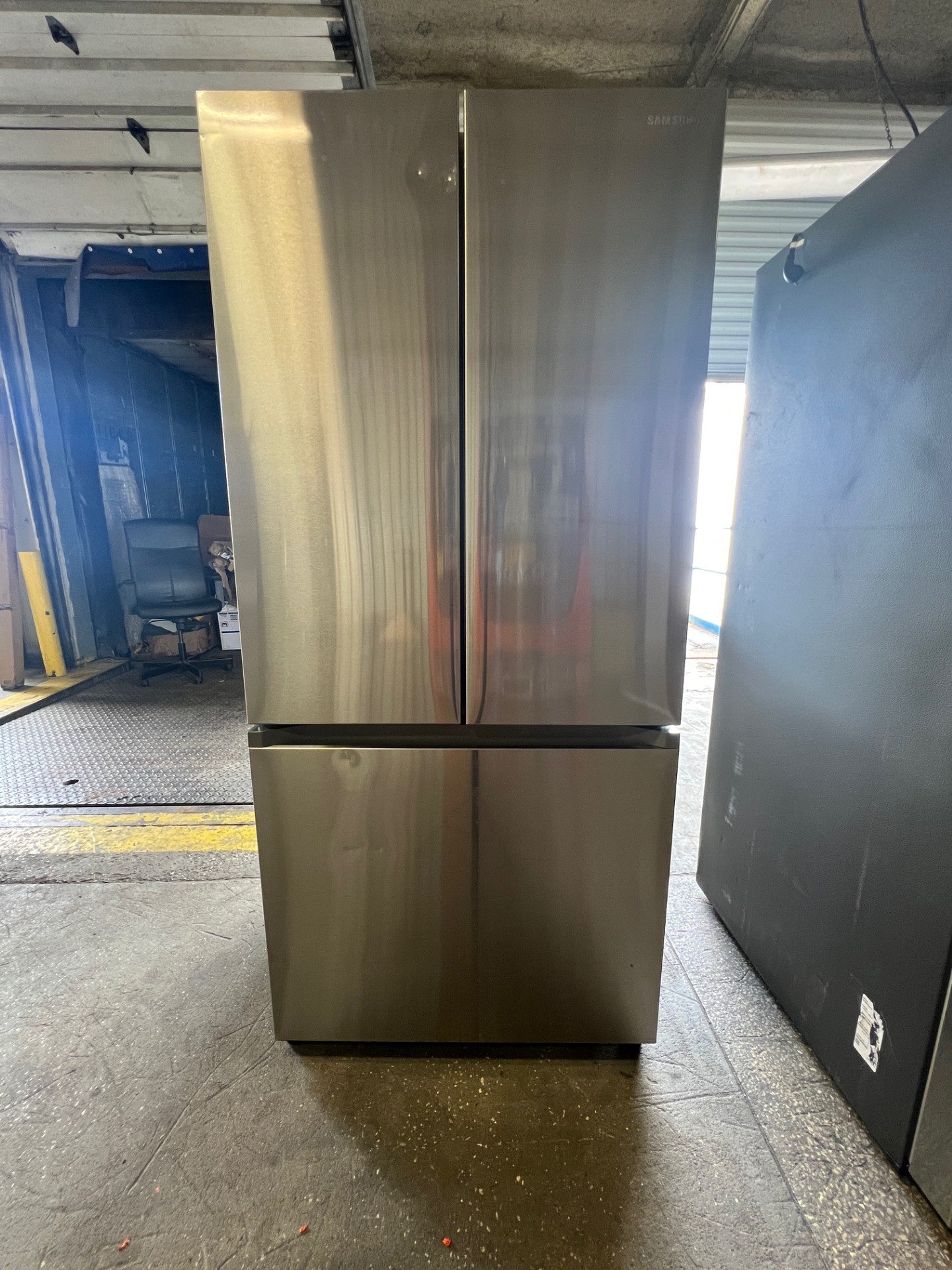 Samsung Counter-Depth 17.5-cu ft 3 -Door Smart Compatible French Door Refrigerator with Ice Maker ( Fingerprint Resistant Stainless Steel )